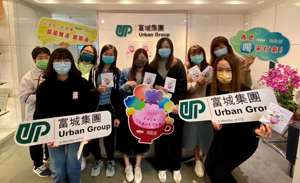 棗點愛贊助機構富城集團員工手持宣傳品合照