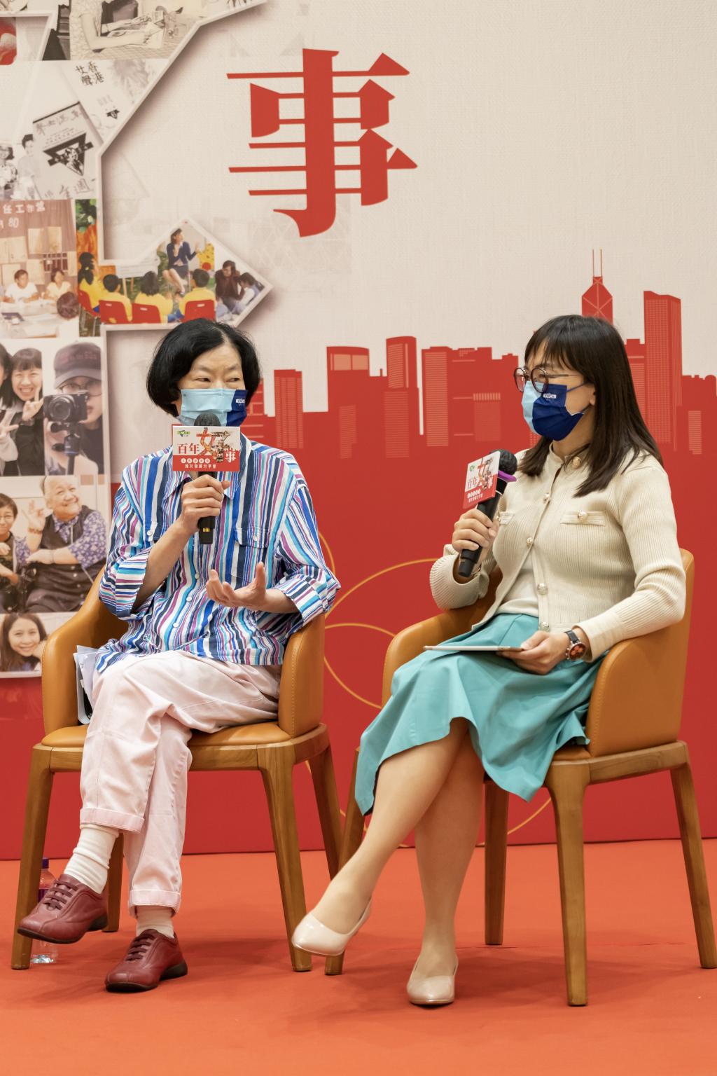 左、香港中文大學歷史系客席教授葉漢明教授；右、婦女事工隊單位主任蘇嘉儀
