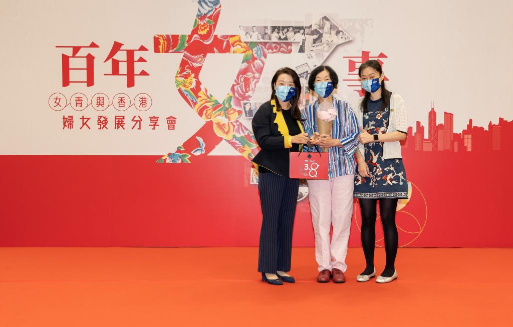 女青運動委員會主席陳秀芬女士及女青總幹事楊建霞女士致送紀念品予葉漢明教授