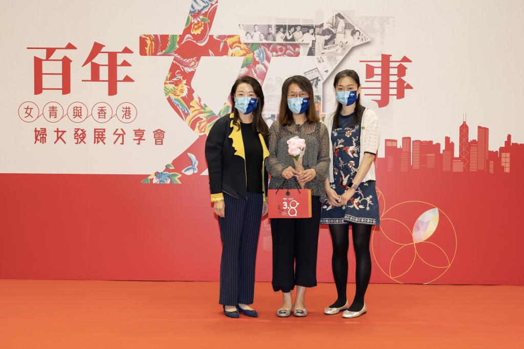 女青運動委員會主席陳秀芬女士及女青總幹事楊建霞女士致送紀念品予黃慧賢博士