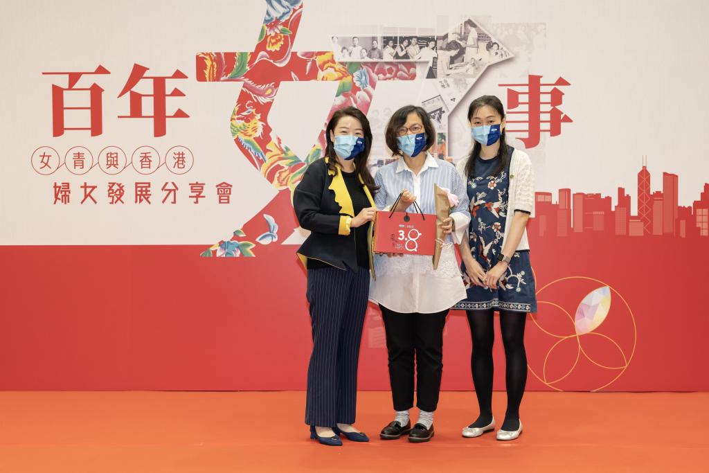 女青運動委員會主席陳秀芬女士及女青總幹事楊建霞女士致送紀念品予黃慧貞博士