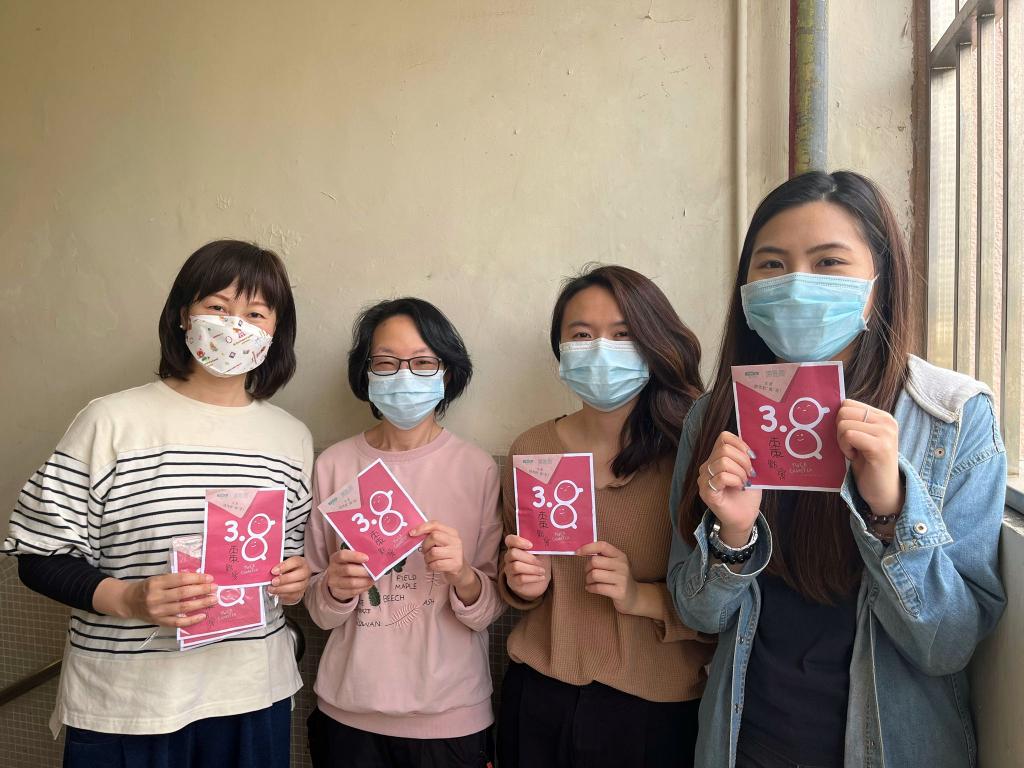 四名婦女手持紅棗茶包合照