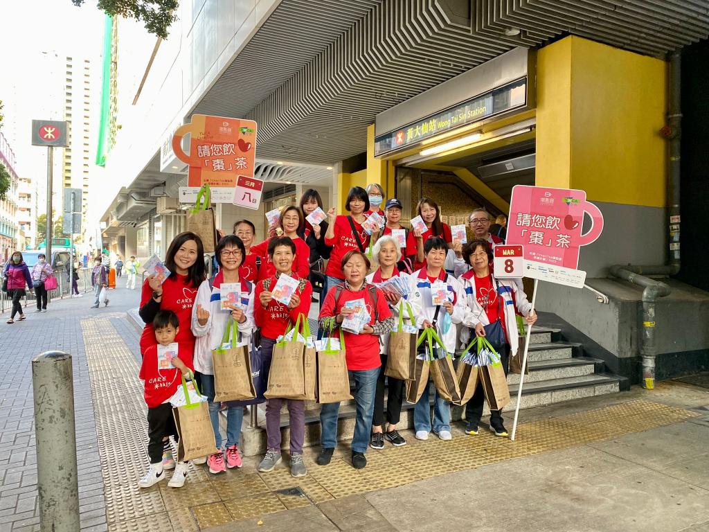 義工們於婦女節當日，一早到達派發地點，為不同階層的人送上紅棗茶包