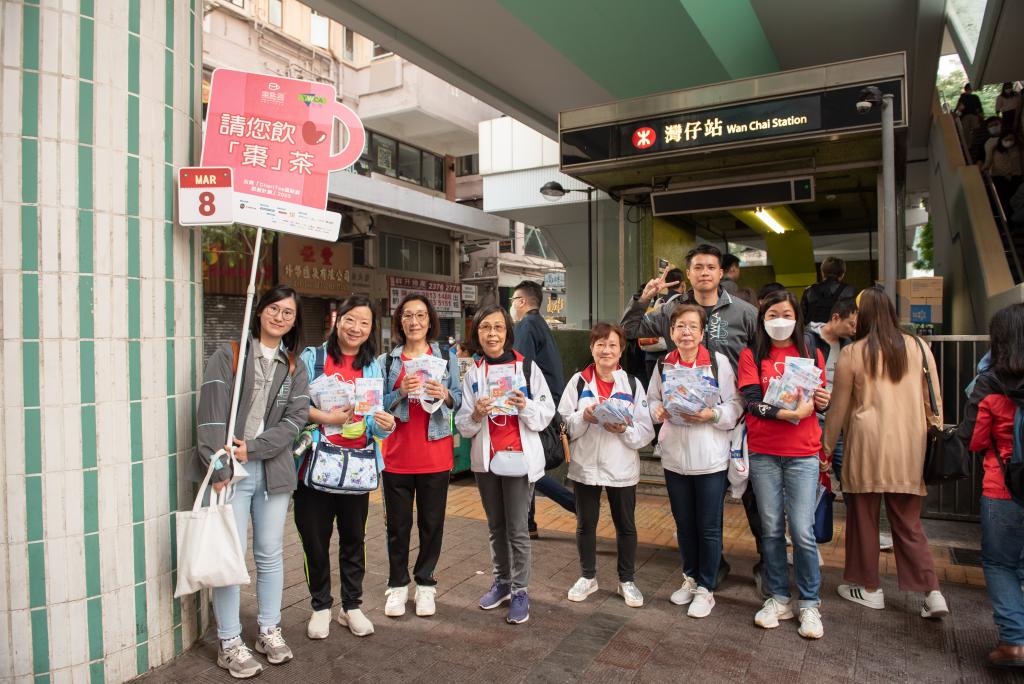 義工們在港九新界港鐵站街頭派茶