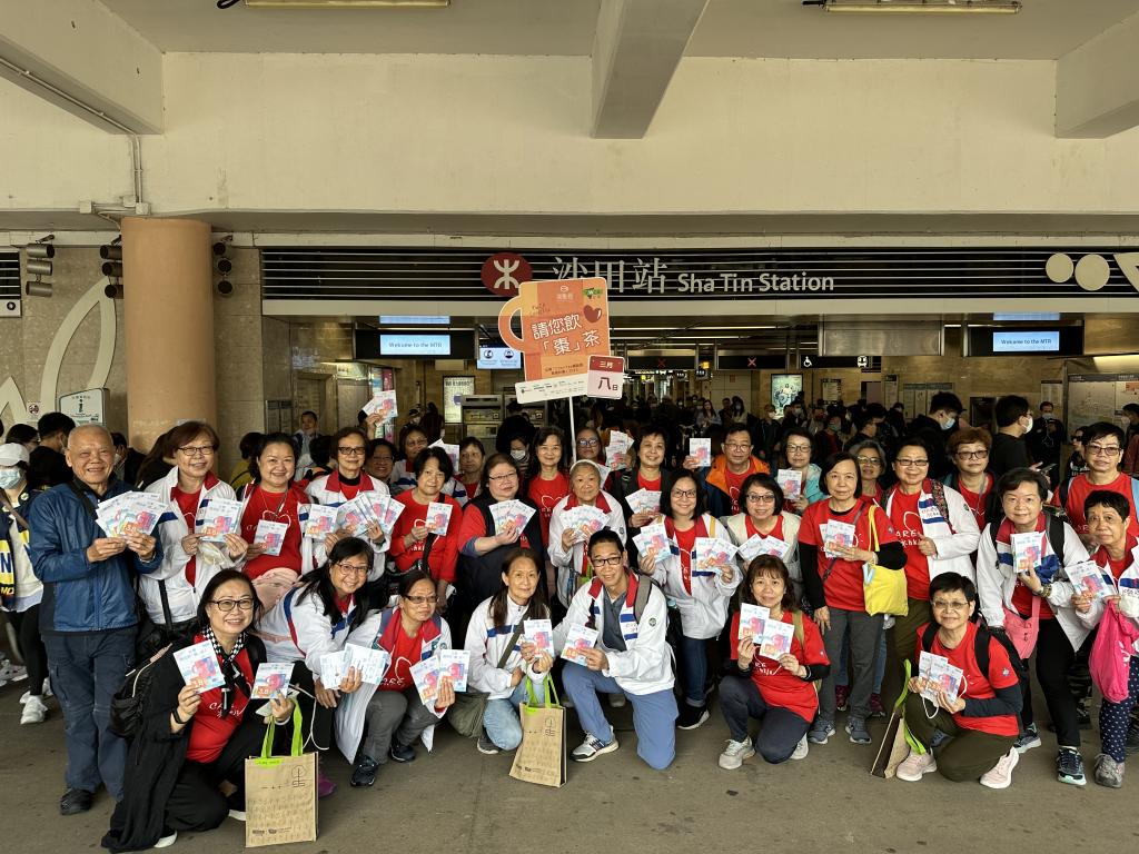 香港賽馬會除了贊助ChariTea棗點愛慈善計劃，更派出義工隊協助派茶