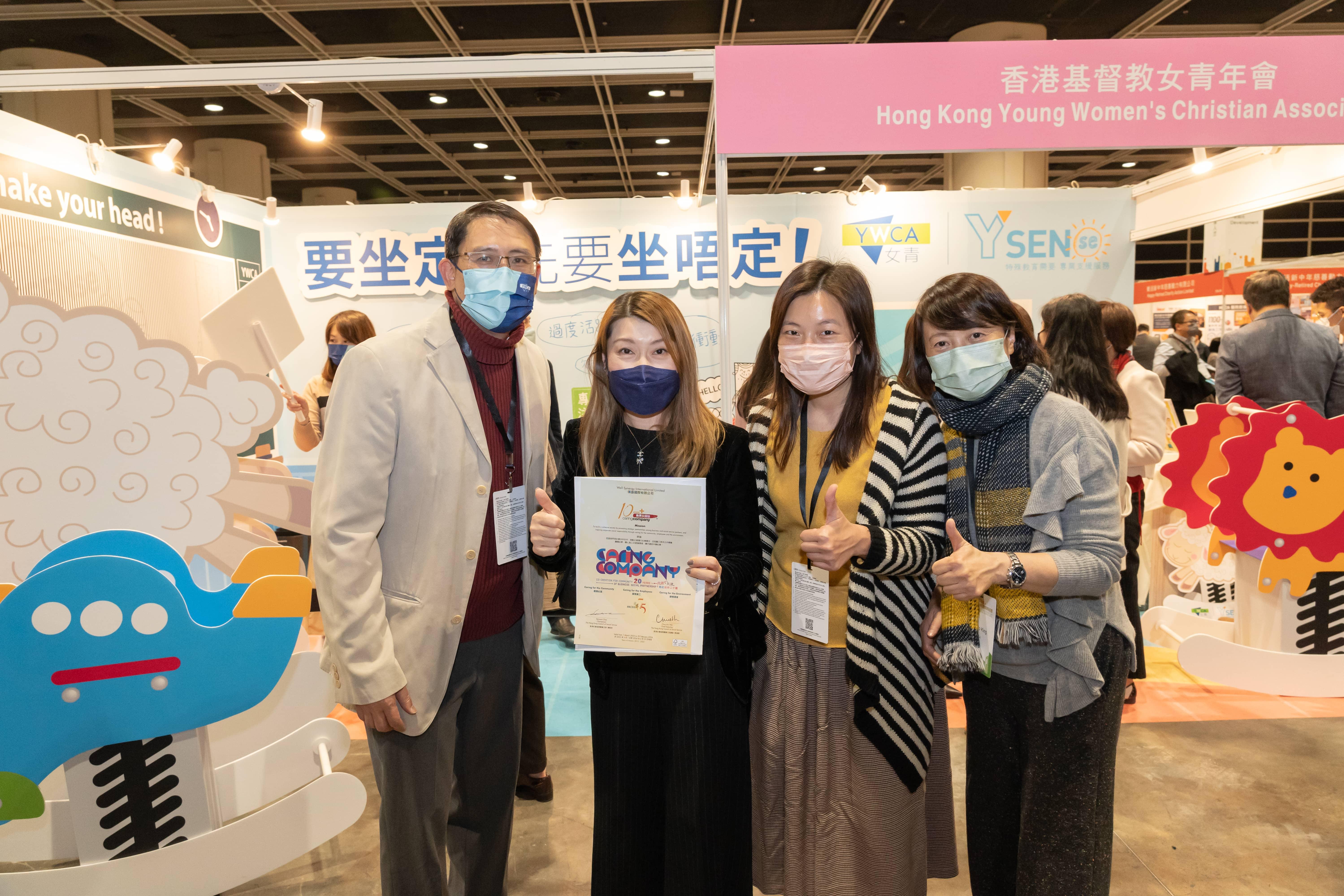 領盛國際有限公司與女青代表一同合照
