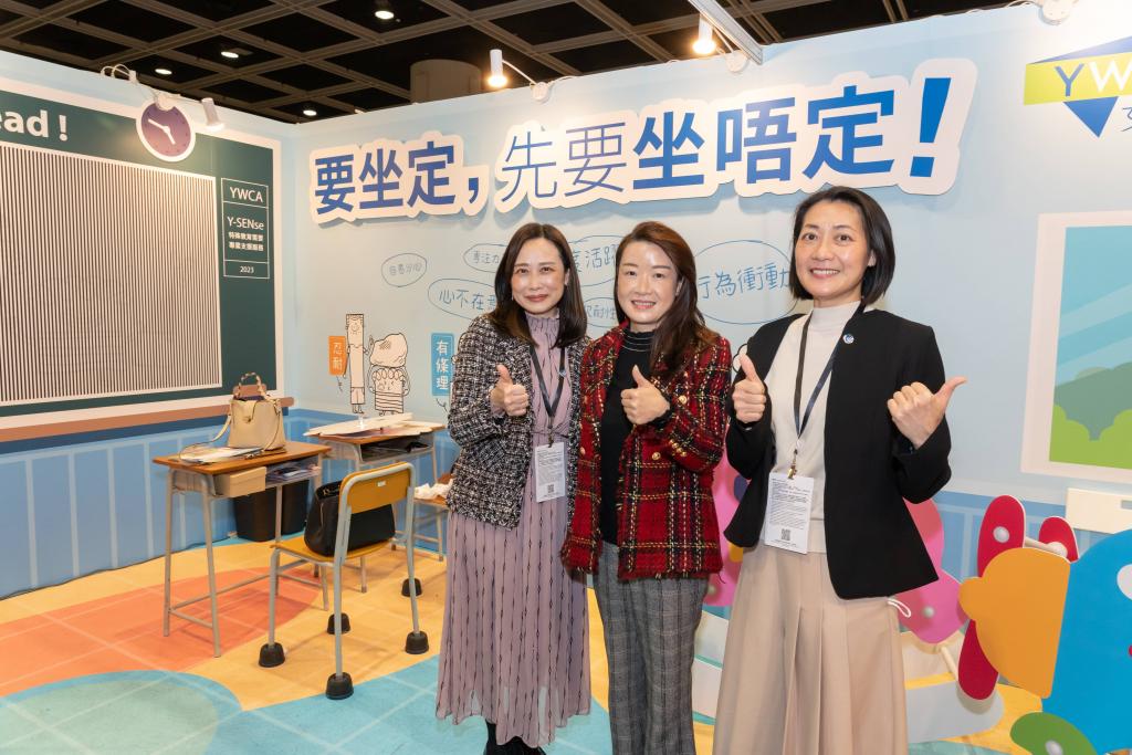 機構代表與女青總幹事合照