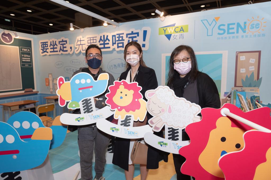 獲提名機構手持女青的宣傳道具拍照