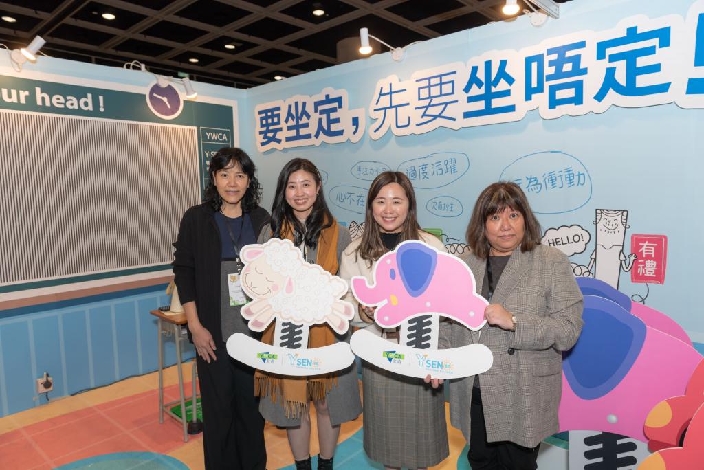 青年廣場同工與女青同事一同合照及交流意見